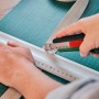 Bosch Cuttermesser im Einsatz: Schneiden einer Leiste mit Lineal auf einer Schneidematte.