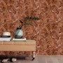 Erismann Vliestapete Elle Decoration 4 Serenade Terracotta mit Blattmuster und goldenen Konturen.