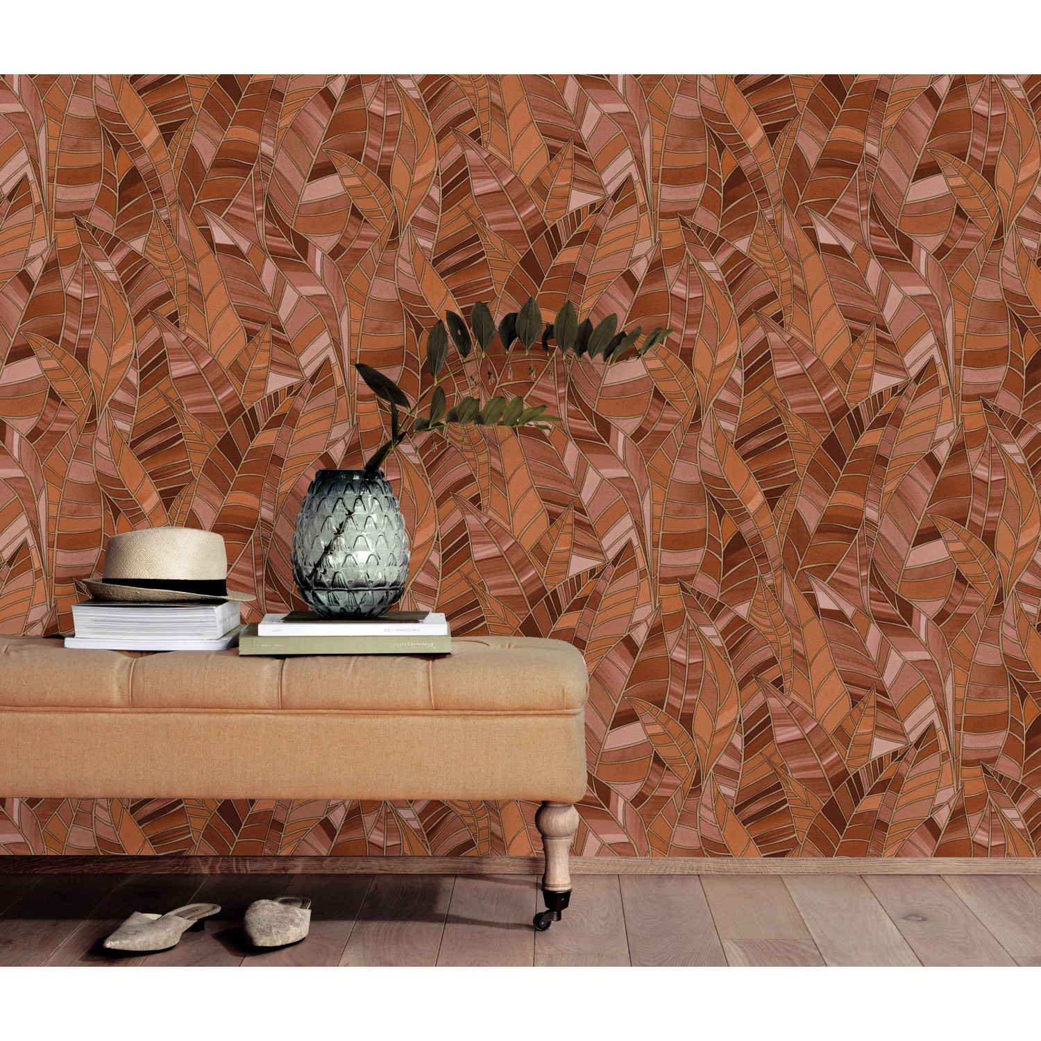 Erismann Vliestapete Elle Decoration 4 Serenade Terracotta mit Blattmuster und goldenen Konturen.