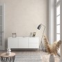 Marburg Vliestapete Shades Uni Beige-Creme an Wohnzimmerwand mit leichter Leinenstruktur.