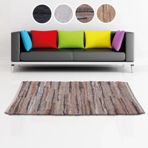 Bestlivings Leder Flickenteppich, 90x150 cm, braun, vor Sofa mit bunten Kissen.