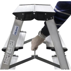 Krause Klapptritt Treppo mit 2x4 Stufen in Silber/Schwarz, Detailansicht der Klappsicherung.