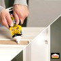 Anwendung von Pattex Montagekleber aus der Tube, weiß, für Innen- und Außenbereiche.