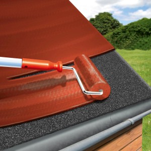 Auftragen der MEM Dach- und Sockelfarbe Ziegelrot mit Farbroller auf Bitumenoberfläche.