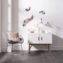 Komar Wandsticker Inspiration mit Feder-Motiven als Wanddekoration im Wohnraum.