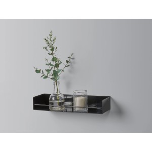 Schwarzes Metall-Regal Kenn, 40x7x12 cm, mit Deko an grauer Wand.