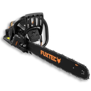 Schwarze FUXTEC Benzinkettensäge FX-KS262 mit orangefarbenem Logo und 51 cm Schnittlänge für Holzarbeiten.