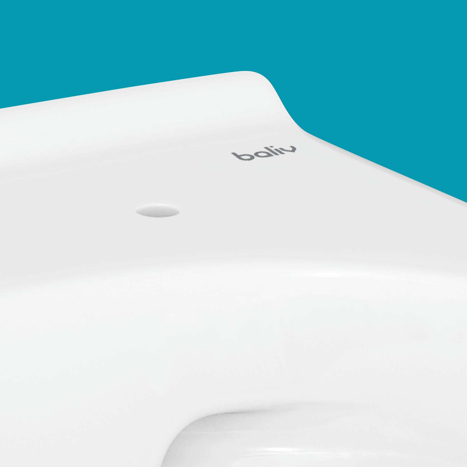 Detailaufnahme: Weißes, spülrandloses baliv Wand-WC Set Mansfield mit Soft-Close WC-Sitz.