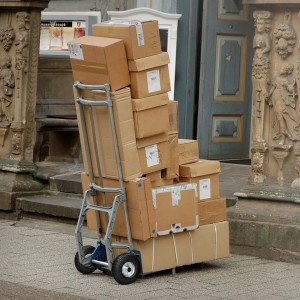 Sackkarre mit ECD Germany PU Vollgummi Rad und gestapelten Kartons.