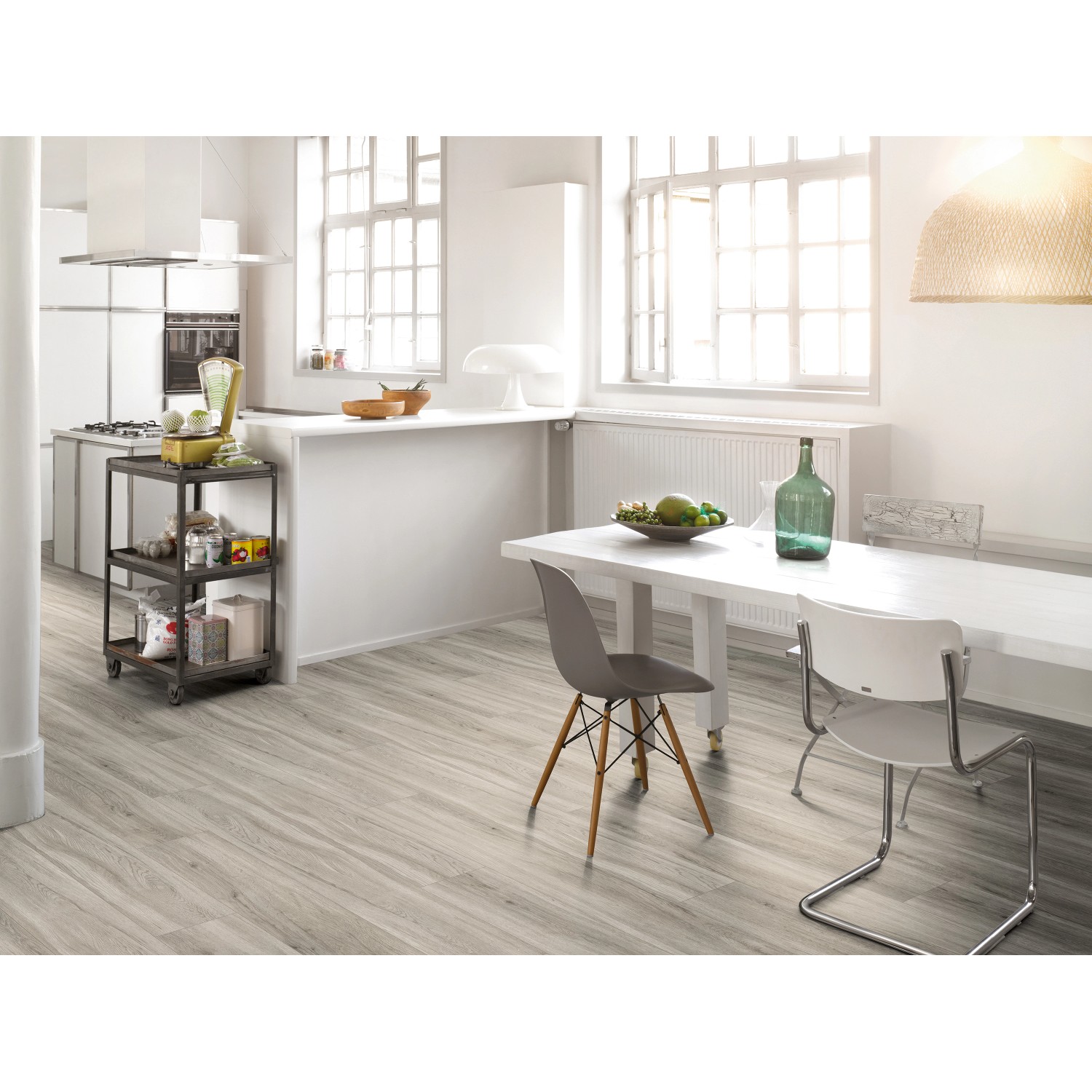 Verlegtes Vinyl Basic 5.3 Eiche pastellgrau gebürstet im Küchenbereich.