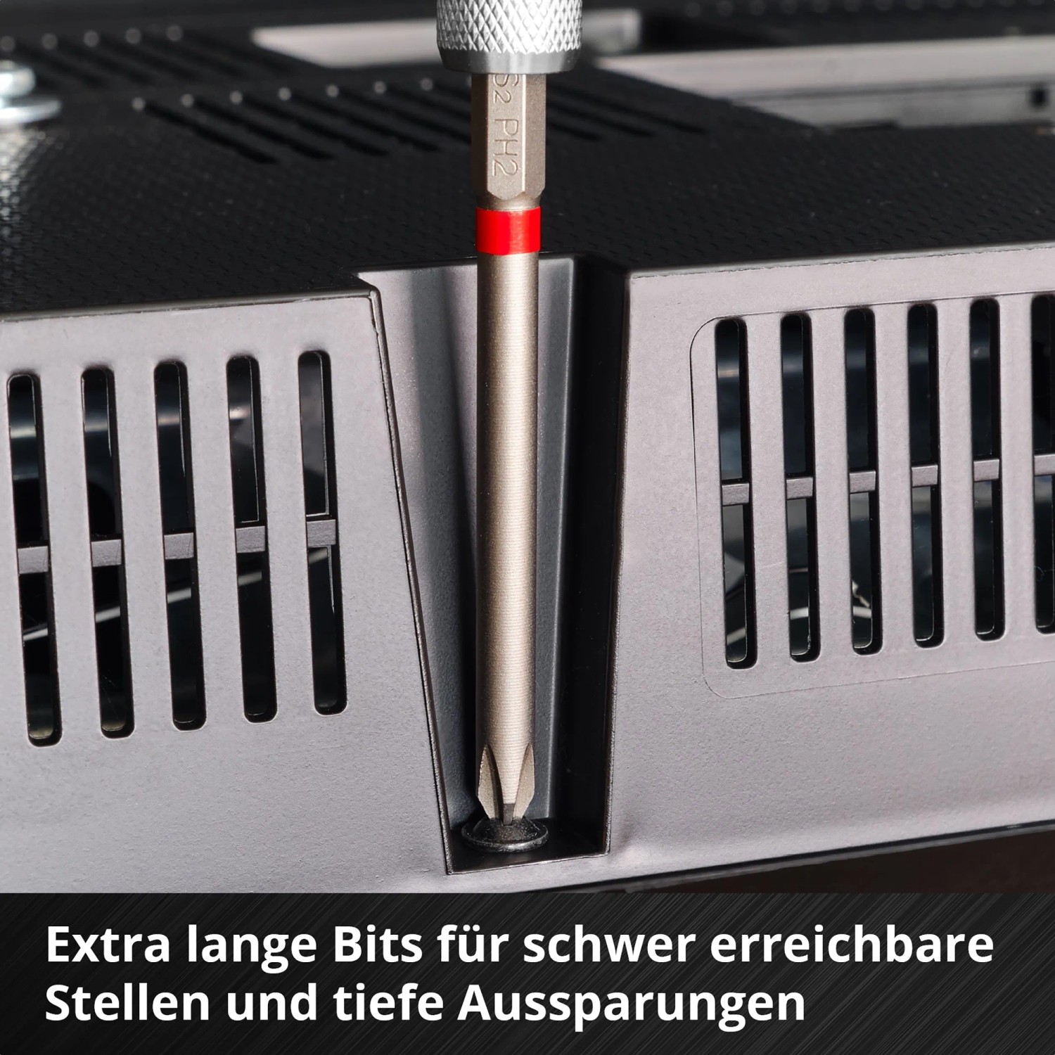 Einhell Bit-Set: Extra langer Schraubendreher-Bit im Einsatz an schwer zugänglicher Stelle.