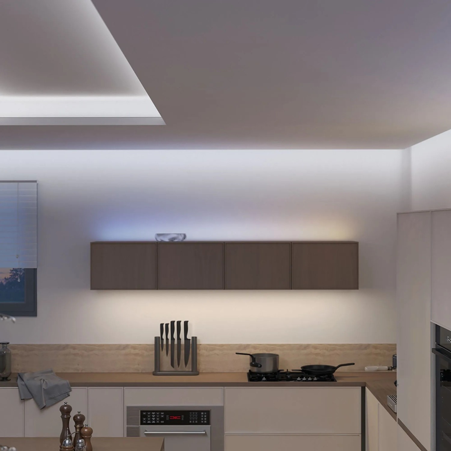 Philips Hue L-Verbinder im Einsatz: LED-Streifen für indirekte Beleuchtung in moderner Küche.