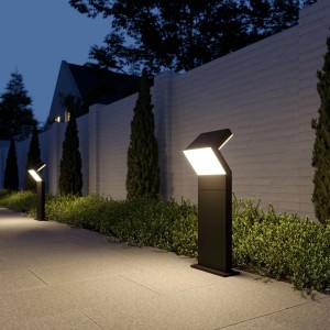 Moderne, schwarze Arcchio LED Außenleuchte Havin, 60cm hoch, für Garten und Terrasse.