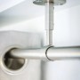 Mydeco Gardinenstange Komplettset, ausziehbar, Edelstahl-Optik, Montage an Wand oder Decke.