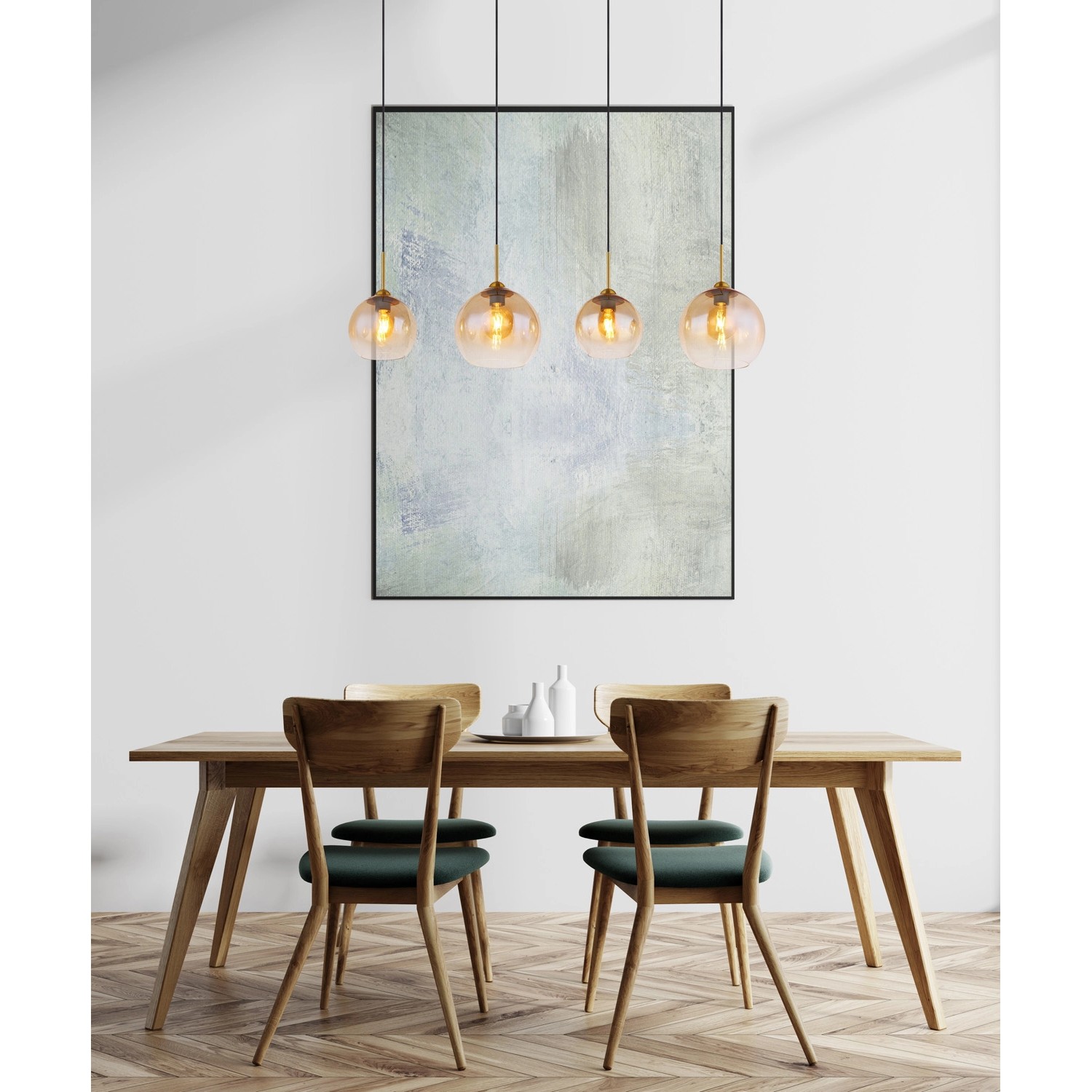 Globo Hängeleuchte Jamessa, 4-flammig, messingfarben mit amberfarbenen Glasschirmen über Esstisch.