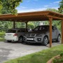 Skan Holz Doppelcarport aus Leimholz in Nussbaum mit zwei parkenden Autos.