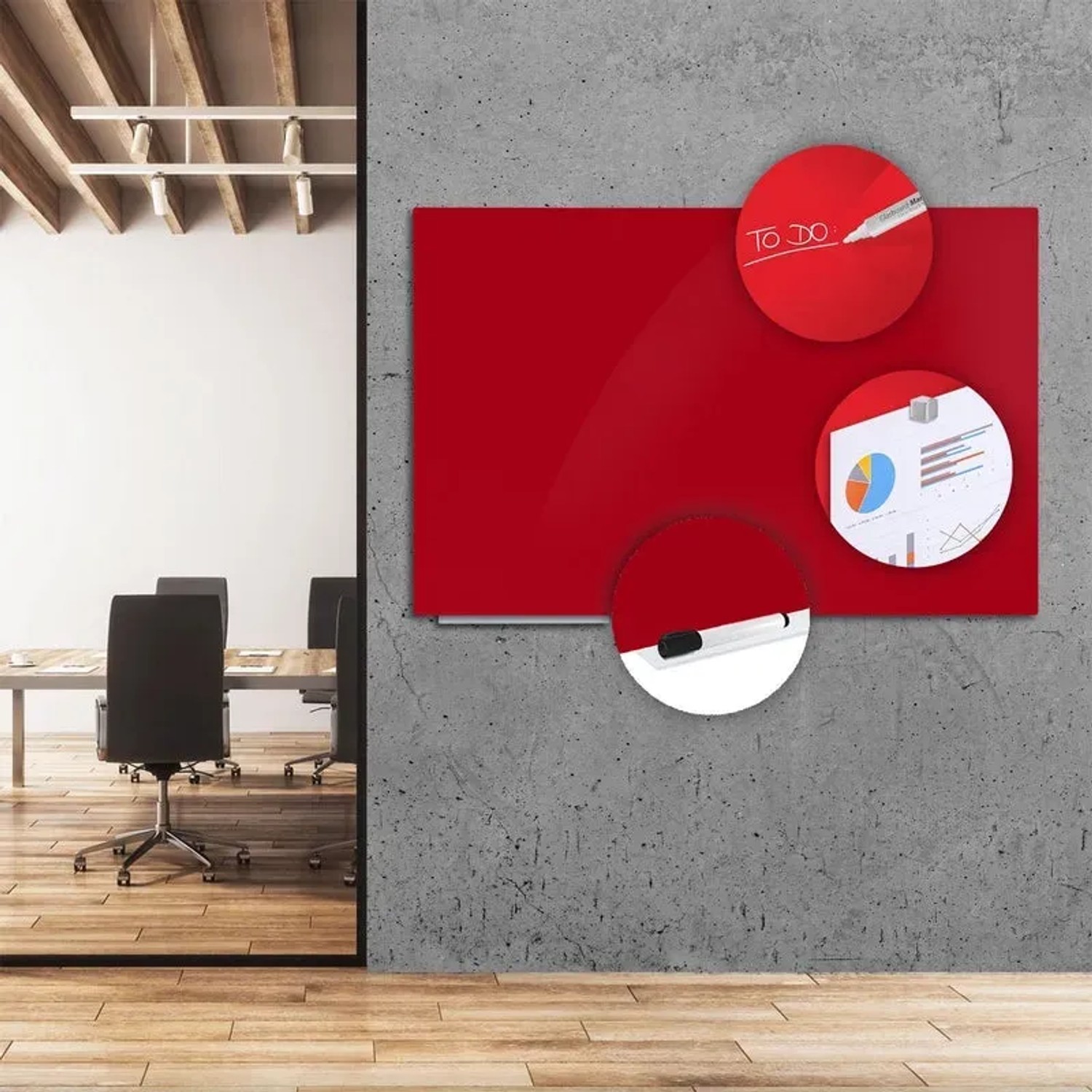 Rotes magnetisches Glas Whiteboard 80x110 cm mit Zubehör im Büro.
