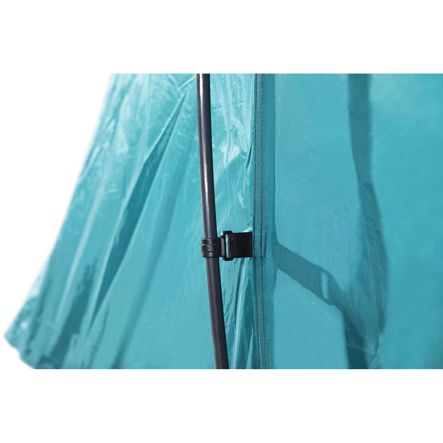 Detailaufnahme Pavillo Family Ground 6 Zelt: Türkisfarbenes Zelt mit schwarzer Zeltstange.