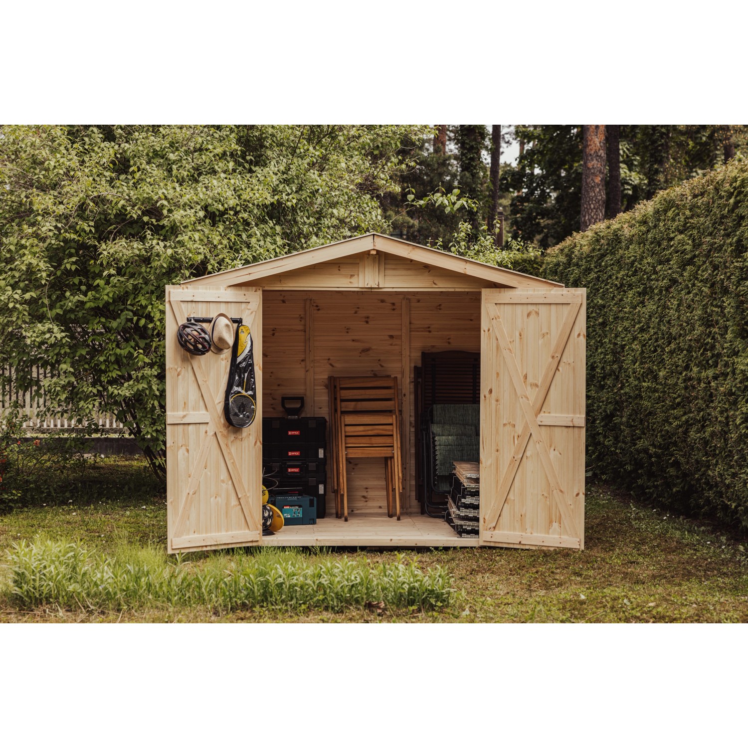 Upyard Geräteschuppen aus Holz, 240x170 cm, mit geöffneten Doppeltüren und Gartengeräten im Inneren.