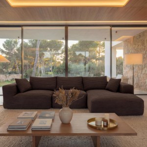 Braune Cord-Sofa-Garnitur P20 mit Liegefläche rechts im modernen Wohnzimmer. Inklusive Kissen, gemütlich.