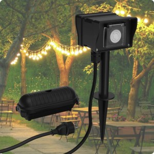 Westfalia Outdoor Zeitschaltuhr AES8 mit 2 Steckdosen und Erdspieß im Garten.