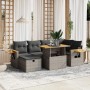 7-teilige graue Garten-Sofagarnitur aus Polyrattan mit Tisch, Hockern und Kissen.