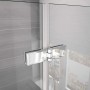 Detailaufnahme: AICA Falttür Dusche mit Chrom-Beschlägen und NANO ESG-Glas. Duschkabine Eckeinstieg.