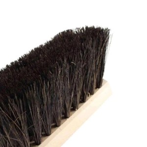Nahaufnahme schwarzer Kunsthaar-Borsten eines 60 cm Saalbesens mit Holzsockel. Ideal für die Innenreinigung.