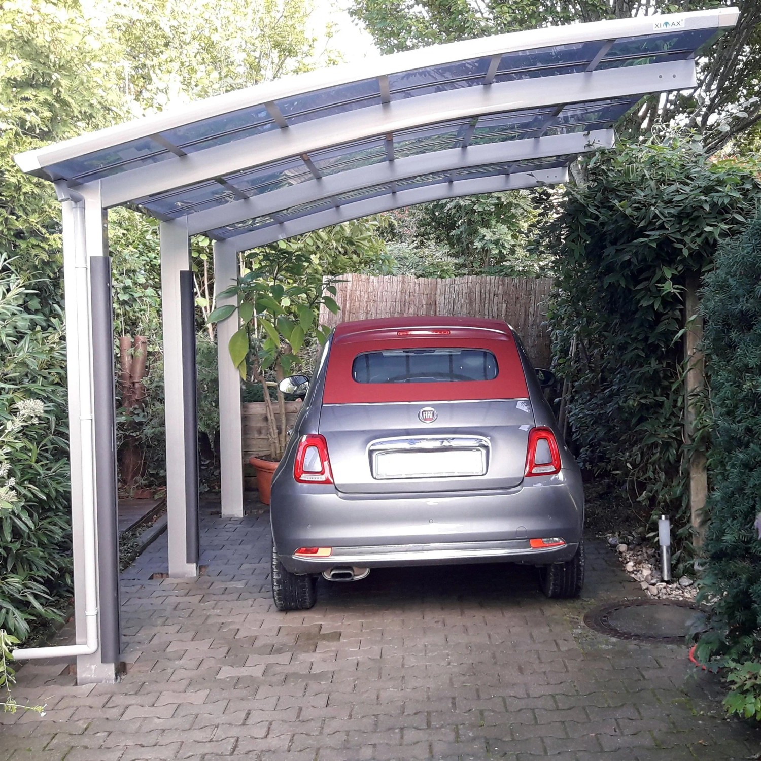 Ximax Carport Portoforte-110 im Edelstahl-Look mit Auto. Einzelcarport mit transparentem Dach.
