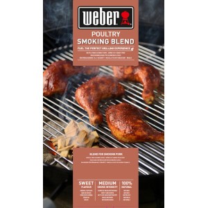 Weber Räucherchips Geflügel auf Grill mit Hähnchenteilen. Grillutensil für leckeres Aroma.
