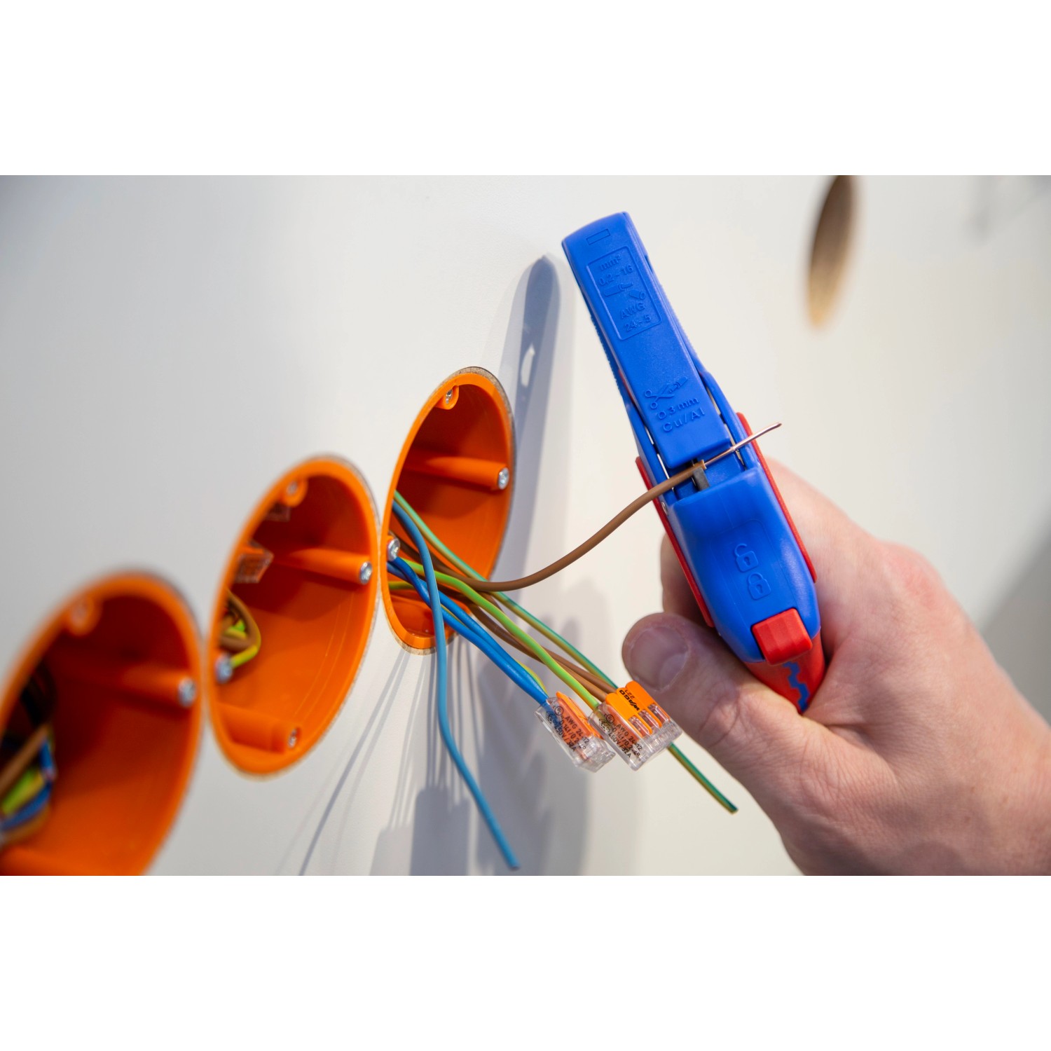 WEICON Abisolierzange No. 5 Pro in Anwendung: Abisolieren eines Kabels in der Elektroinstallation.