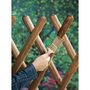 Hand lasiert Holzzaun mit LUX Flachpinsel Lasur 30 mm. Pinsel mit hellem Holzstiel.