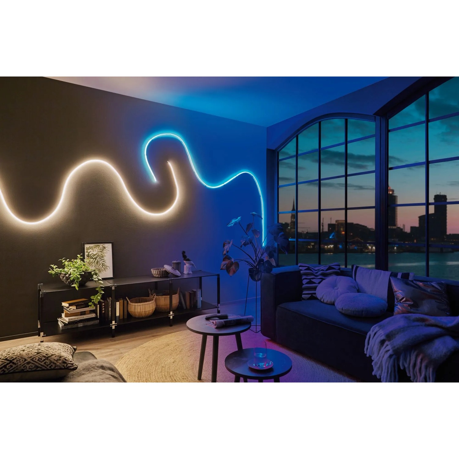 Paulmann MaxLED Flow: 1,5 m LED-Streifen Basis-Set mit warmweißem Licht im Wohnraum.