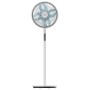 Weißer Midea Standventilator mit blauem Flügelrad, 130 cm hoch.