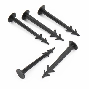 Schwarze Aquagart Erdanker aus Kunststoff für Gartenvlies und Bodengewebe.