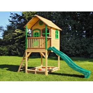Axi Sarah Spielhaus aus Holz mit grüner Rutsche und Sandkasten für Kinder.