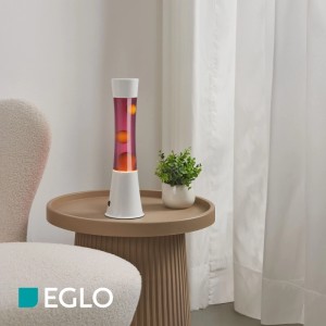 Eglo LED-Lavatischleuchte in Weiß mit bordeauxroter Flüssigkeit und orangefarbenem Wachs auf einem Beistelltisch.