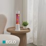 Eglo LED-Lavatischleuchte in Weiß mit bordeauxroter Flüssigkeit und orangefarbenem Wachs auf einem Beistelltisch.