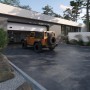 Eurostone Terrassenplatte Piedra Scuro, anthrazitfarbene Feinsteinzeugplatten auf einer Terrasse mit Auto.