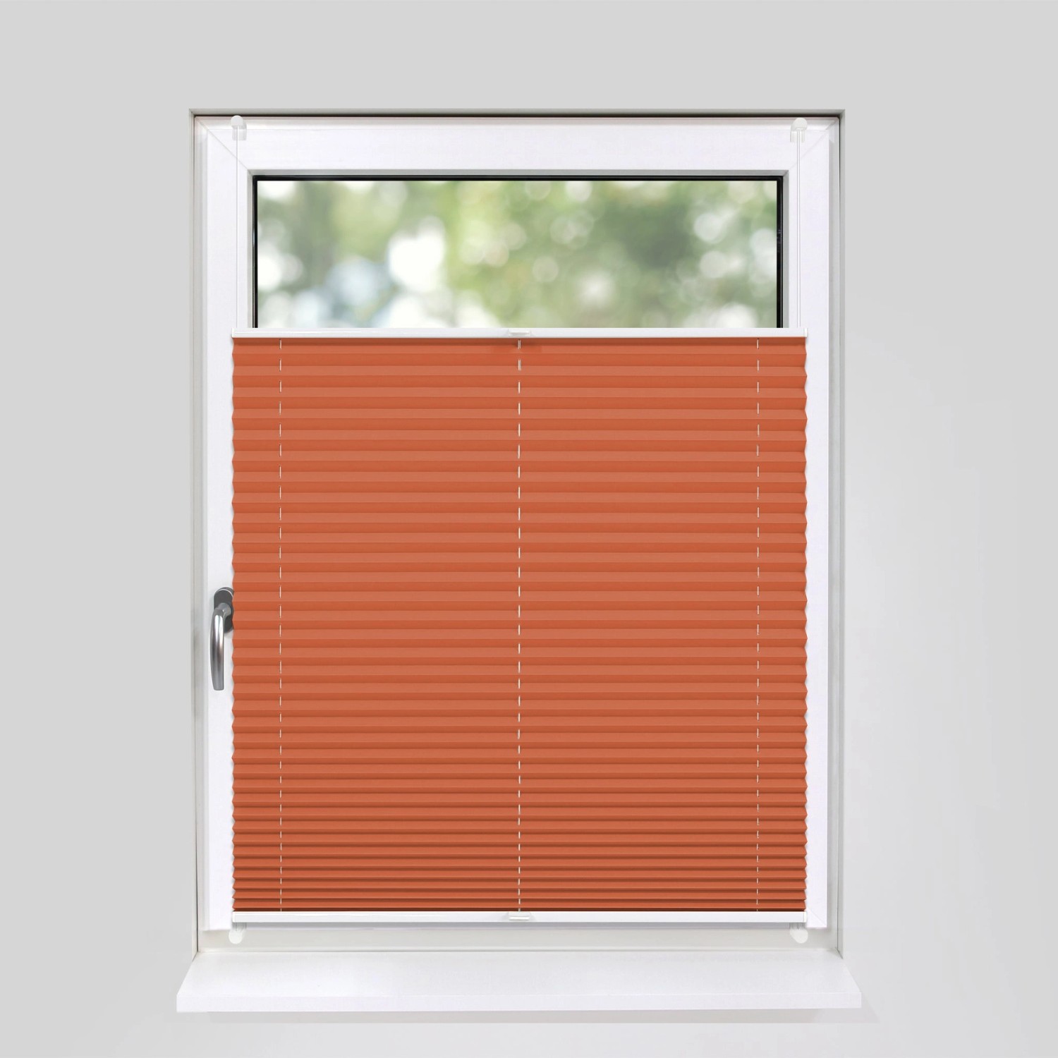 Orangefarbenes Plissee 85x150 cm am Fenster, blickdicht und ohne Bohren montiert.