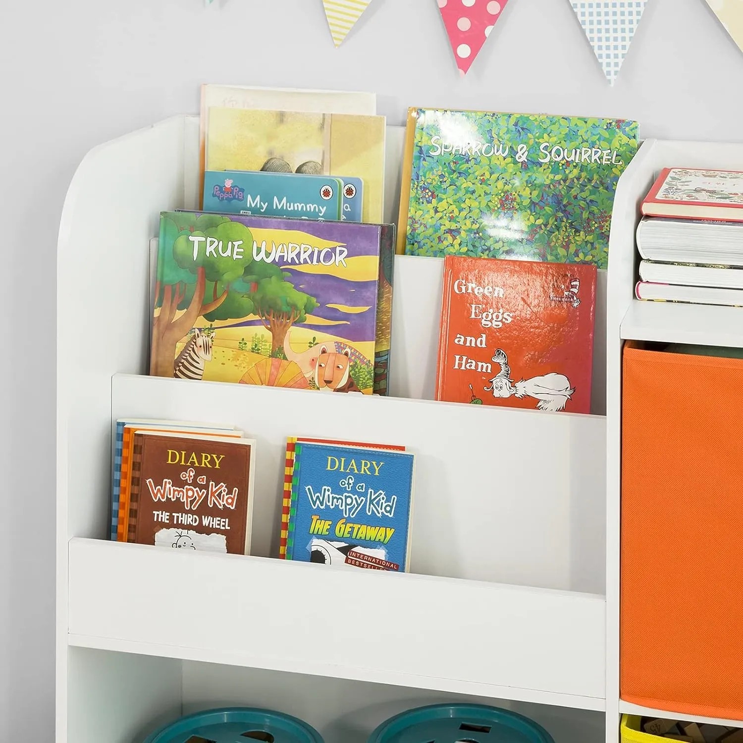Weißes Kinder Bücherregal mit fünf Ablagen und bunten Kinderbüchern.