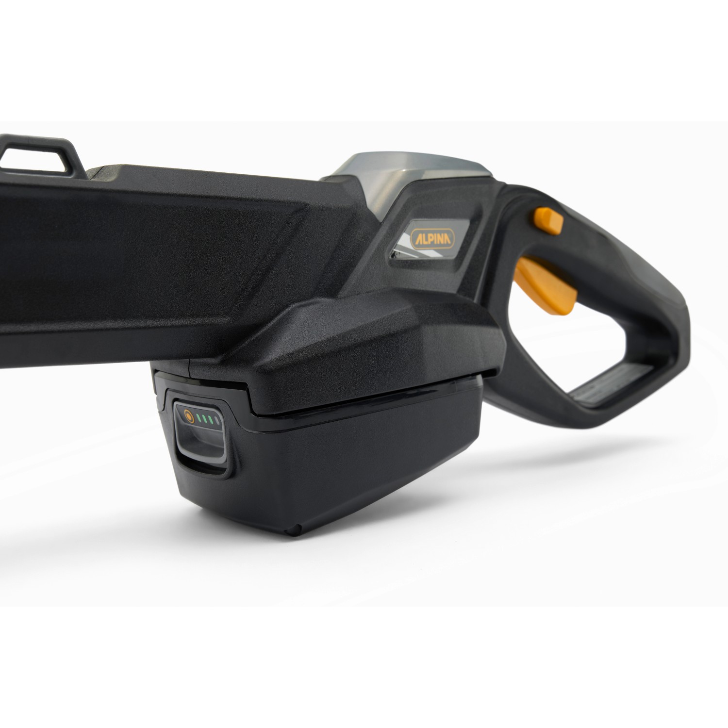 Detailaufnahme: Alpina Akku-Multitool AMT 20 Li mit Akku. Heckenschere für Baumschnitt & Entastung.