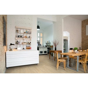 Heller Wohnraum mit Living by Haro Laminat 7 mm Kastanie Granby Bodenbelag.