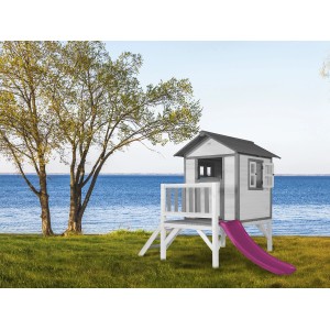 Axi Spielhaus Lodge XL Klassisch mit lila Rutsche im Garten.