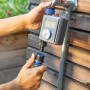 LUX Digitaler Bewässerungscomputer EBC-8/1 wird an Wasserhahn angeschlossen.