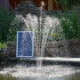 Ubbink Solar Springbrunnenpumpe mit Solarpanel und Batterie im Gartenteich.
