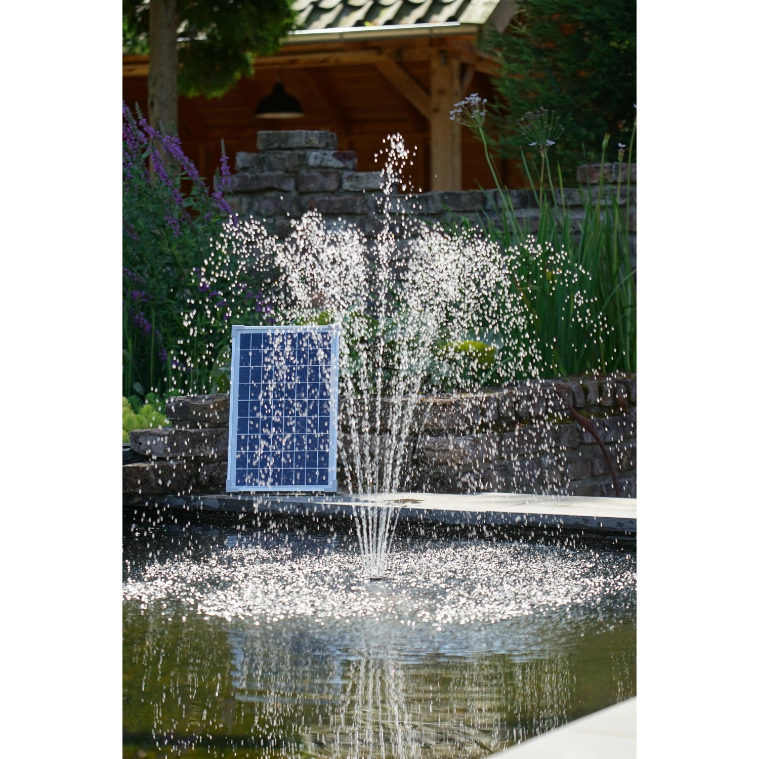 Ubbink Solar Springbrunnenpumpe mit Solarpanel und Batterie im Gartenteich.