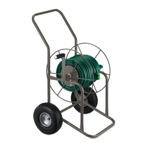Brauner Stahl-Gartenschlauchwagen mit Kurbel und grüner Schlauchtrommel auf Lufträdern für den Garten.