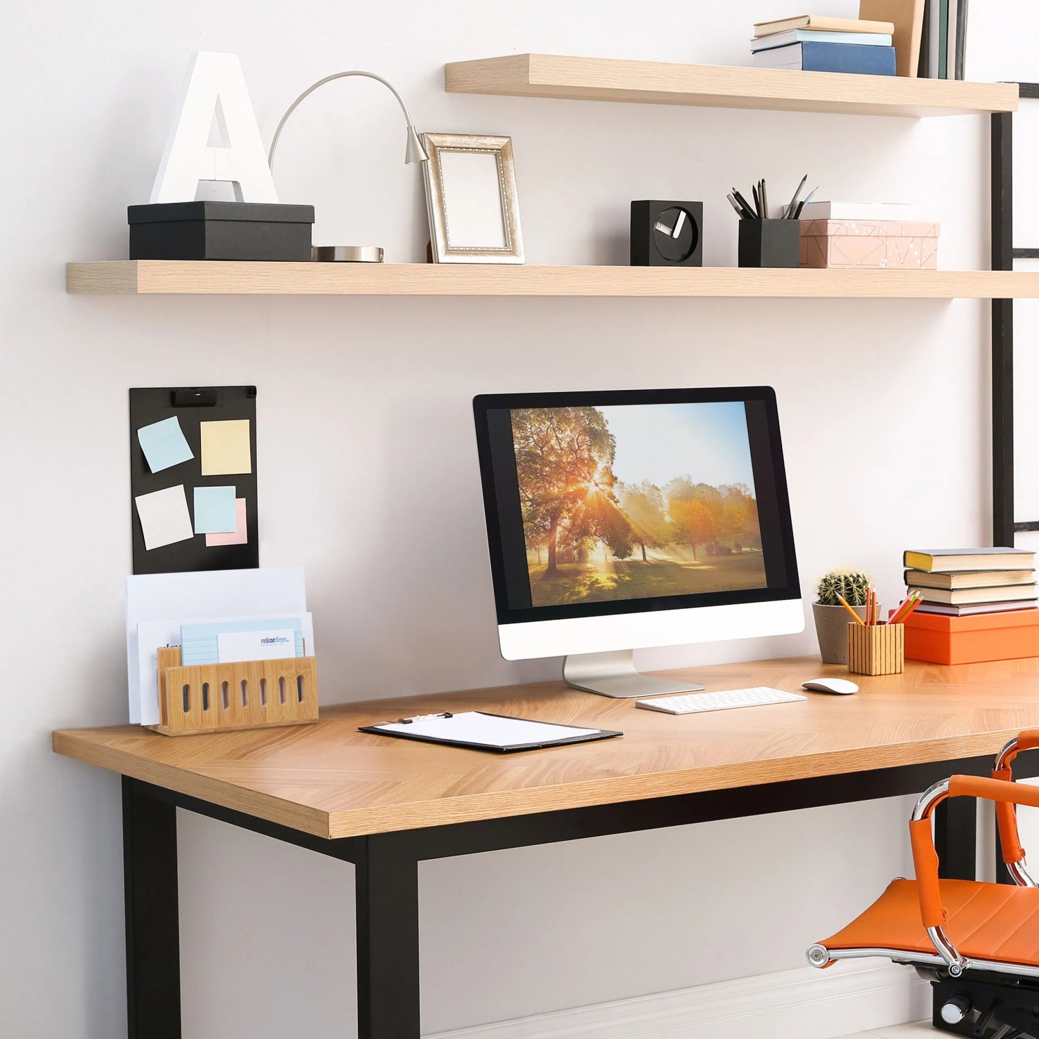 Relaxdays Briefständer aus Bambus mit 3 Fächern auf Schreibtisch im Büro.