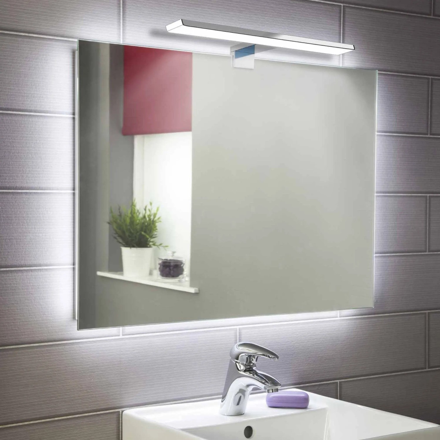 Kalb Aurinko LED Badleuchte, Chrom, 30cm, Neutralweiß, zur Montage am Spiegel im Badezimmer.